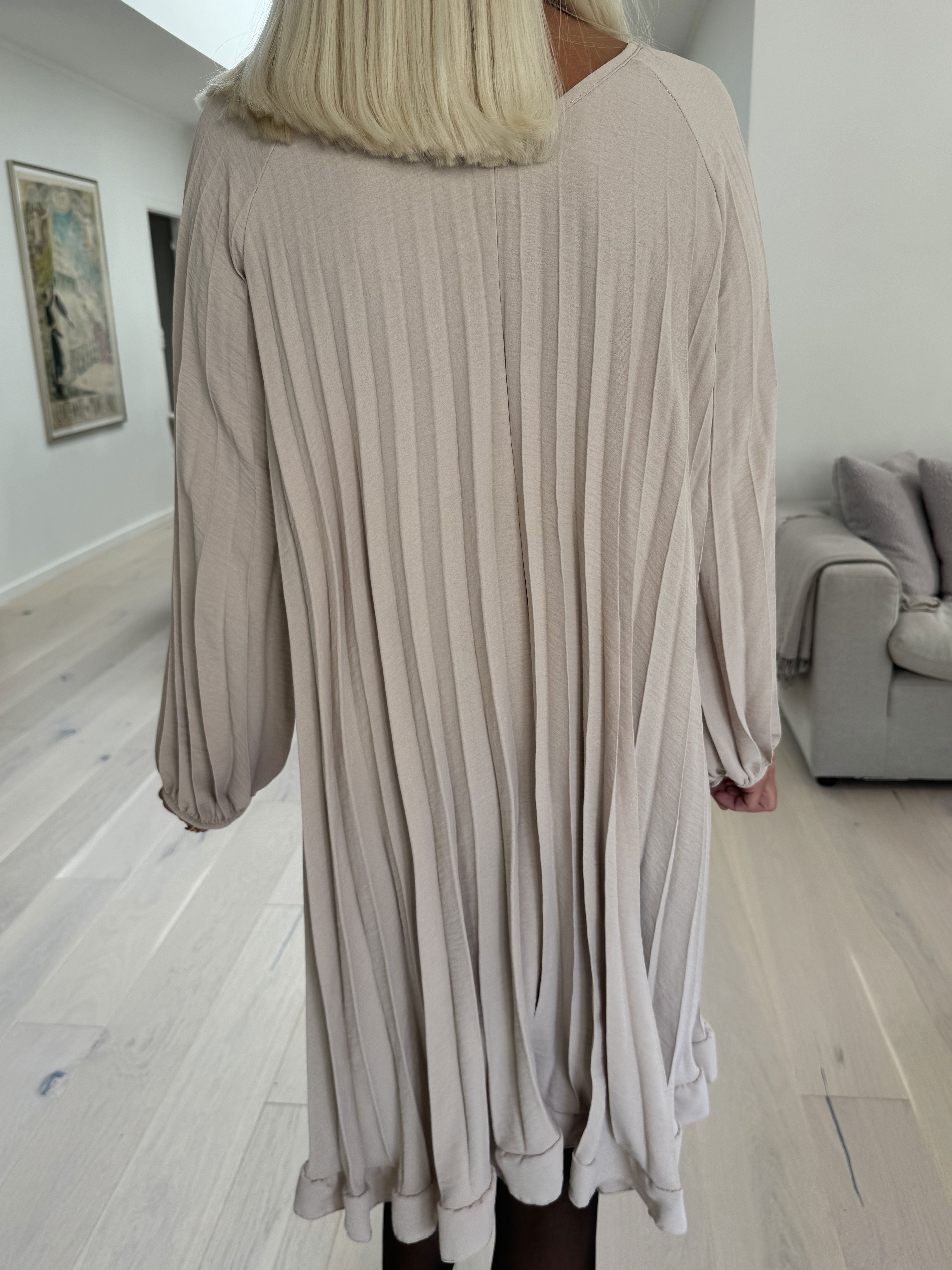 Santorini Dress - Sød langærmet kjole med plisseringer